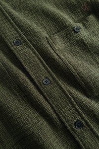 Groene textuurstof overhemd met een ruitpatroon, met zwarte knopen en een opgestikte zak. Zacht materiaal met een fijne weefdetail.