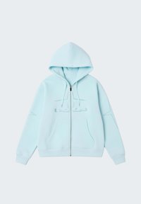 Sweat à capuche zippé bleu clair avec une capuche, des poches avant et des détails subtils d'étoiles sur la poitrine et les manches.