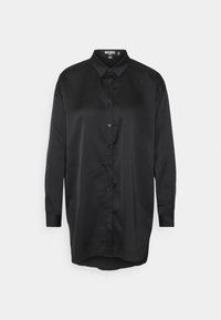 Camicia nera in satin a maniche lunghe con colletto, chiusura frontale a bottoni e orli curvi. Tessuto liscio con vestibilità rilassata.