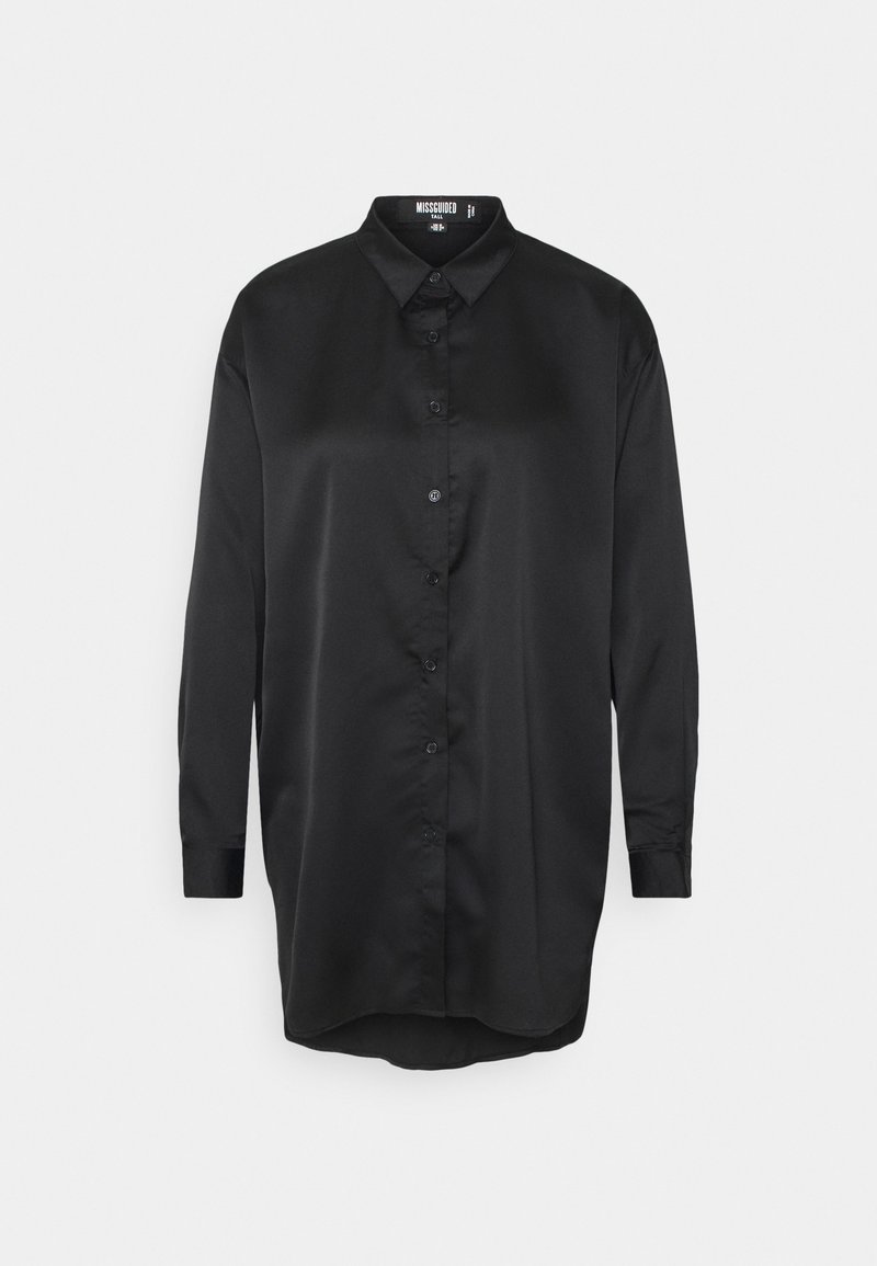 Camicia nera in satin a maniche lunghe con colletto, chiusura frontale a bottoni e orli curvi. Tessuto liscio con vestibilità rilassata.