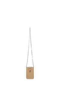 Beżowa skórzana torebka crossbody z srebrnym łańcuszkiem, prostokątny kształt, zapięcie na klapkę z metalowym okuciem, gładka faktura, minimalistyczny design.
