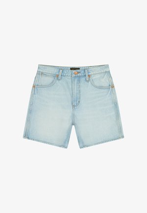Shorts en denim bleu clair avec une coupe droite, cinq poches et des garnitures en métal. Texture délavée avec des détails de coutures visibles.