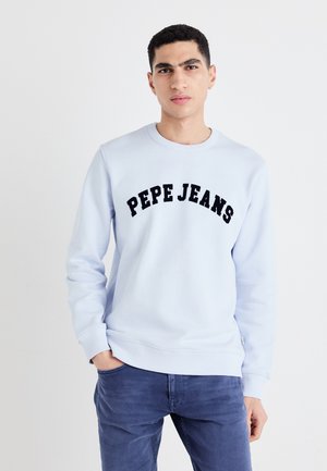 Sweatshirt bleu clair en coton doux avec un col rond et des poignets côtelés, comportant un texte noir "PEPE JEANS" sur la poitrine.