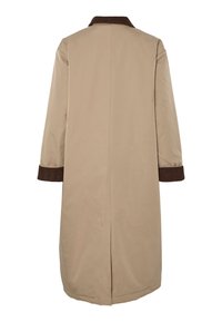 Μπεζ παλτό μεσαίου μήκους με καφέ γιακά και μανσέτες, με ίσια γραμμή και μαλακή υφή. Χωρίς ορατούς κλειδώματα ή σχέδια.