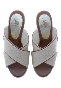 Sandali wedge in tela beige con cinturini incrociati, suole in pelle marrone, solette argentate e dettaglio con logo in rilievo. Texture liscia e finitura opaca.