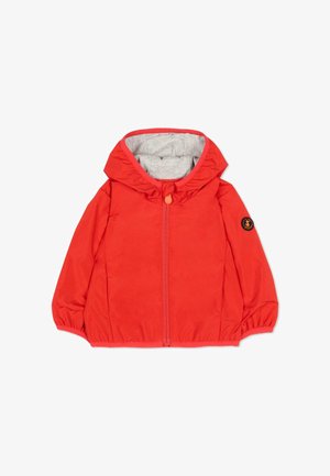 Veste à capuche rouge pour enfant avec doublure intérieure grise, fermeture éclair devant, poignets élastiques et un patch circulaire noir et orange sur la manche gauche.