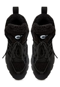 Zapatillas negras de caña alta con forro de vellón negro texturizado y detalles brillantes. Cuentan con una suela de goma gruesa y cordones negros. Diseño ligero.