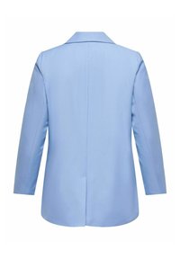 Blazer azul claro con cuello, mangas largas y corte recto. Tejido suave; presenta una abertura en la parte posterior central para facilitar el movimiento.