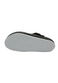 Schuhe mit einem dunklen Obermaterial mit glatter Oberfläche, einer stabilen weißen Gummisohle mit strukturiertem Muster und einem einzelnen Riemen.