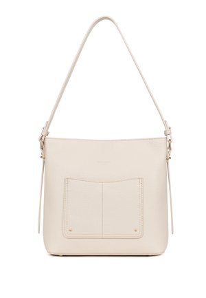 Crèmekleurige leren schoudertas met een voorvak, verstelbare band en subtiele gouden hardware accenten.