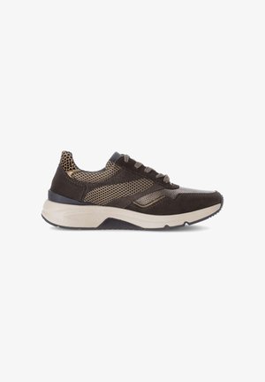 Donkerbruine sneaker met gaasdetails, gestructureerde suède secties, een beige tussenzool en een zwarte rubberen outsole. Beschikt over een vetersluiting.