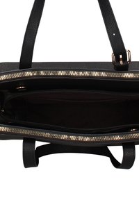 Borsa a mano in pelle nera con esterno testurizzato, cerniera tono oro, apertura superiore che rivela un interno scuro con più scomparti.