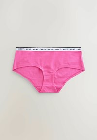 Roze katoenen ondergoed met een zwart-witte band waarop het "NEXT" logo staat. Het ontwerp biedt volledige bedekking zonder zichtbare patronen of accenten.