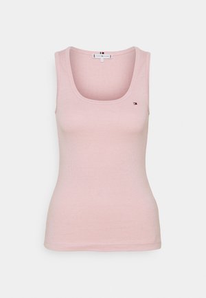 Débardeur côtelé rose clair sans manches avec encolure carrée et petit logo Tommy Hilfiger sur le côté gauche de la poitrine.