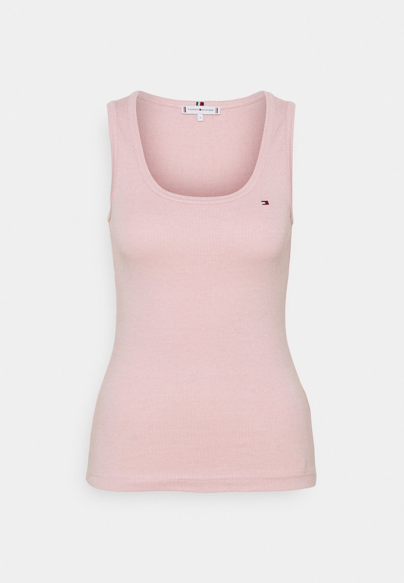 Débardeur côtelé rose clair sans manches avec encolure carrée et petit logo Tommy Hilfiger sur le côté gauche de la poitrine.
