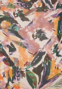 Tela abstracta con un patrón colorido de hojas en forma de pinceladas en verde, naranja, púrpura y beige sobre un fondo claro.