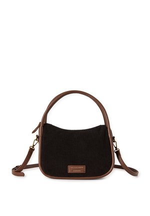 Borsa piatta nera in corduroy con trim e tracolla in pelle marrone. Presenta una parte superiore arrotondata, una tracolla staccabile e una placca con logo oreficiato.