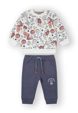 Suéter de algodón con estampado de temática deportiva colorida y pantalones jogger azul marino. Los pantalones cuentan con cordón ajustable y bolsillos laterales para mayor comodidad.