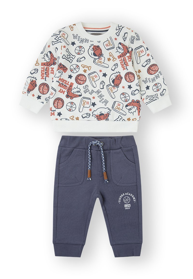 Suéter de algodón con estampado de temática deportiva colorida y pantalones jogger azul marino. Los pantalones cuentan con cordón ajustable y bolsillos laterales para mayor comodidad.