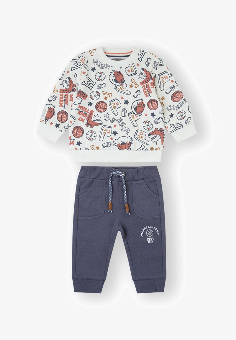 Suéter de algodón con estampado de temática deportiva colorida y pantalones jogger azul marino. Los pantalones cuentan con cordón ajustable y bolsillos laterales para mayor comodidad.