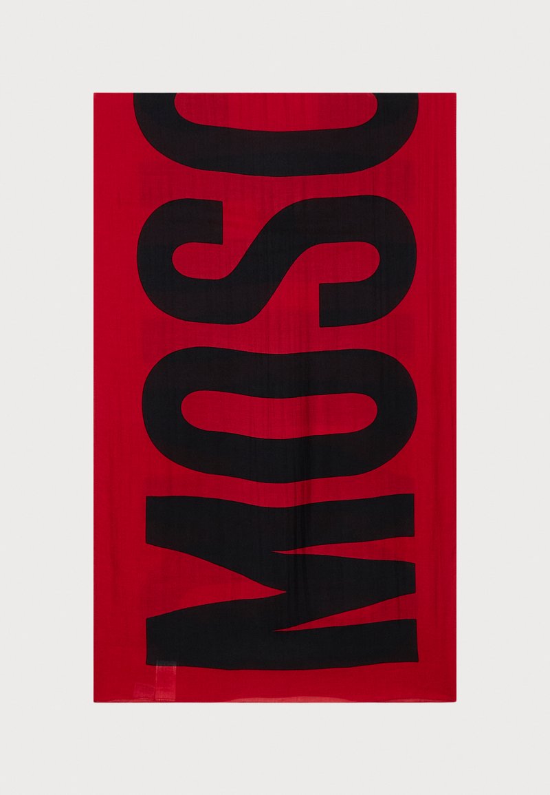 Κόκκινο ύφασμα μαντήλι με έντονη, υπερμεγέθη μαύρη γραμματοσειρά που γράφει "ΜΟΣΧΑ". Λείο υλικό με ορθογώνιο σχήμα.