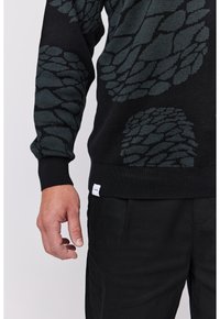 Makia Stickad tröja - black