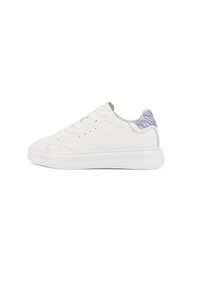 Sneaker bianco in pelle con texture liscia, punta arrotondata e suola piatta bianca; presenta un accento a motivo lilla chiaro sul tallone.