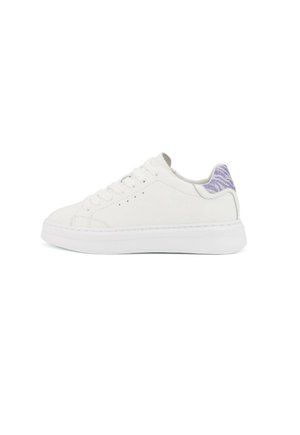 Sneaker bianco in pelle con texture liscia, punta arrotondata e suola piatta bianca; presenta un accento a motivo lilla chiaro sul tallone.