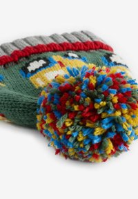 Stickad grön mössa med ett röd, texturerat band; har en färgglad Pom-pom av röd, gul, blå och grön garn.