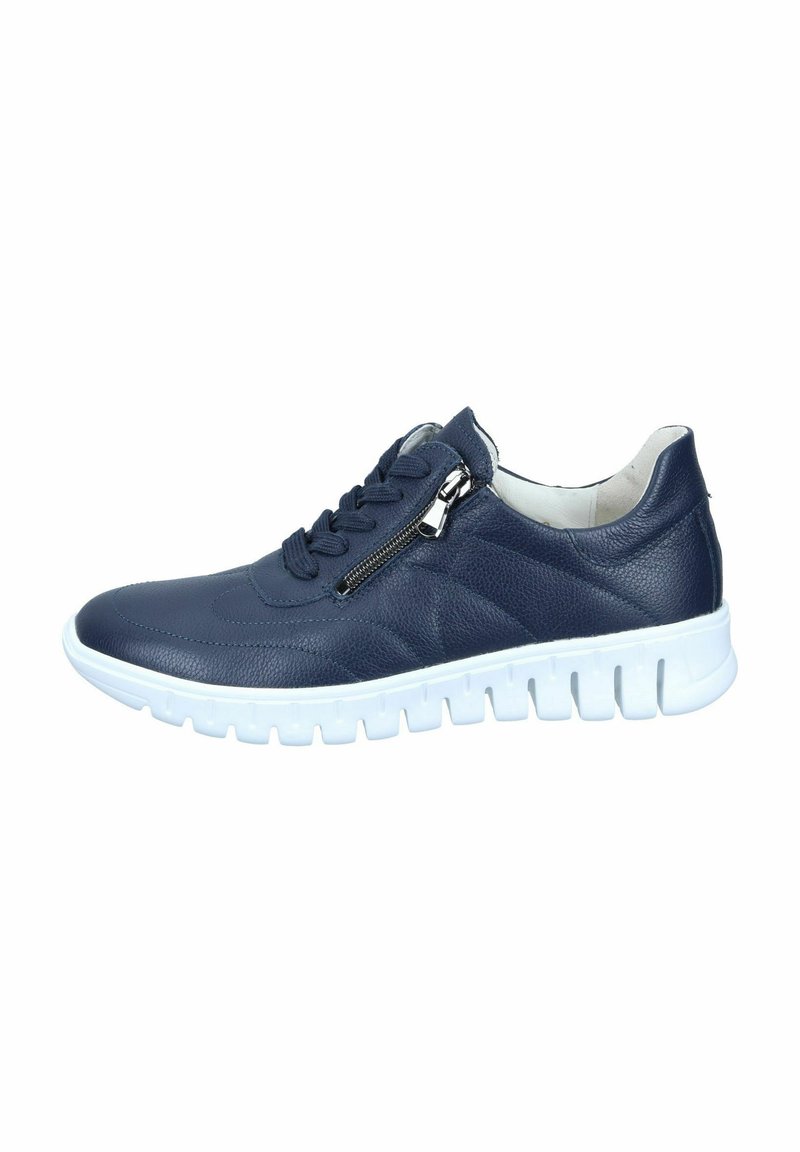 Sneaker in pelle blu navy con superficie testurizzata, chiusura con lacci e zip, suola bianca cushioned con scanalature per maggiore flessibilità.