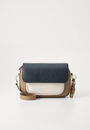 Kleine rechthoekige crossbodytas met drie kleurvlakken: marineblauwe klep, witte voorzak en een tankleurig lichaam met verstelbare riem en gouden hardware.