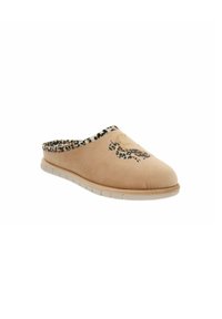 Pantofole mocha con un morbido esterno in suede beige, fodera a stampa leopardata e suola in gomma bianca flessibile per uso interno.