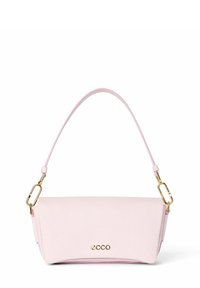 Rosa läderhandväska med en strukturerad design, som har en guldfärgad logotyp och en krökt axelrem med ett spänne. Slät yta.