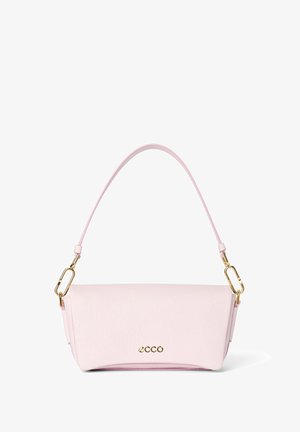 Roze leren handtas met een gestructureerd ontwerp, voorzien van een gouden logo en een gebogen schouderriem met een sluiting. Glad textuur.