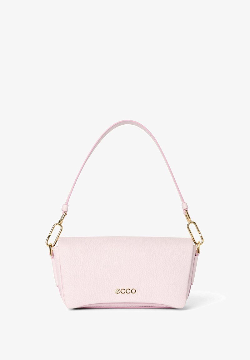 Rosa läderhandväska med en strukturerad design, som har en guldfärgad logotyp och en krökt axelrem med ett spänne. Slät yta.