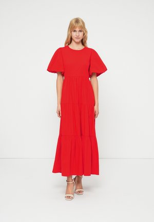Rode lange jurk met pofmouwen, gelaagd ontwerp en een vloeiende silhouet. Gemaakt van gladde stof met een ronde halslijn en een zoom tot op de knie.