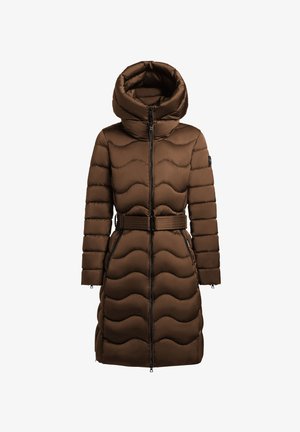 Brun vadderad kappa med en vågig quiltad design, hög krage med huva, långa ärmar, ett bälte i midjan och dragkedjefickor i sidan.