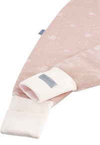 Weicher rosa Babyschlafsack mit weißem Löwenzahn-Muster, ausgestattet mit einem weißen umklappbaren Handschuhbund und einem grauen Stoff-Brandetikett.