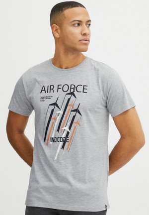 Grå bomulds t-shirt med rund hals, med et grafisk print med teksten "AIR FORCE" og abstrakte former i sort og orange.