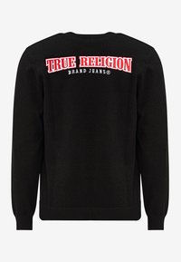 Schwarzer Pullover mit langen Ärmeln und geripptem Saum. Auf der Rückseite ist das große rot-weiße "True Religion"-Logo aufgedruckt. Weicher Stoff.