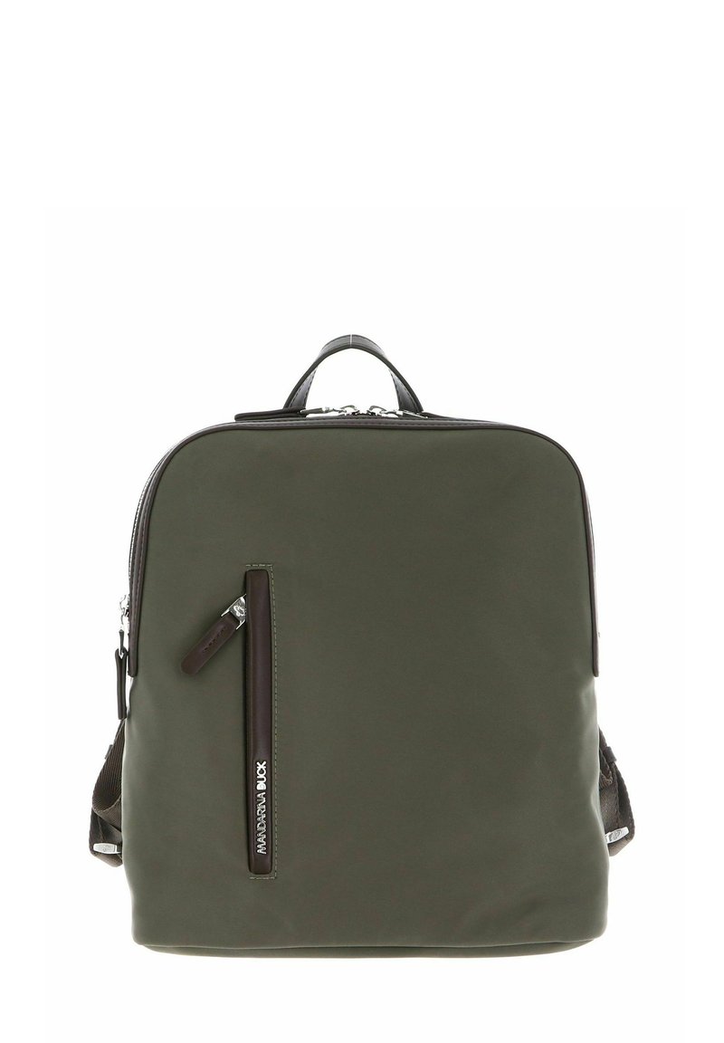 Zaino verde oliva realizzato in materiale resistente, dotato di una tasca frontale con cerniera e di una maniglia superiore. Texture liscia con accenti minimalisti.