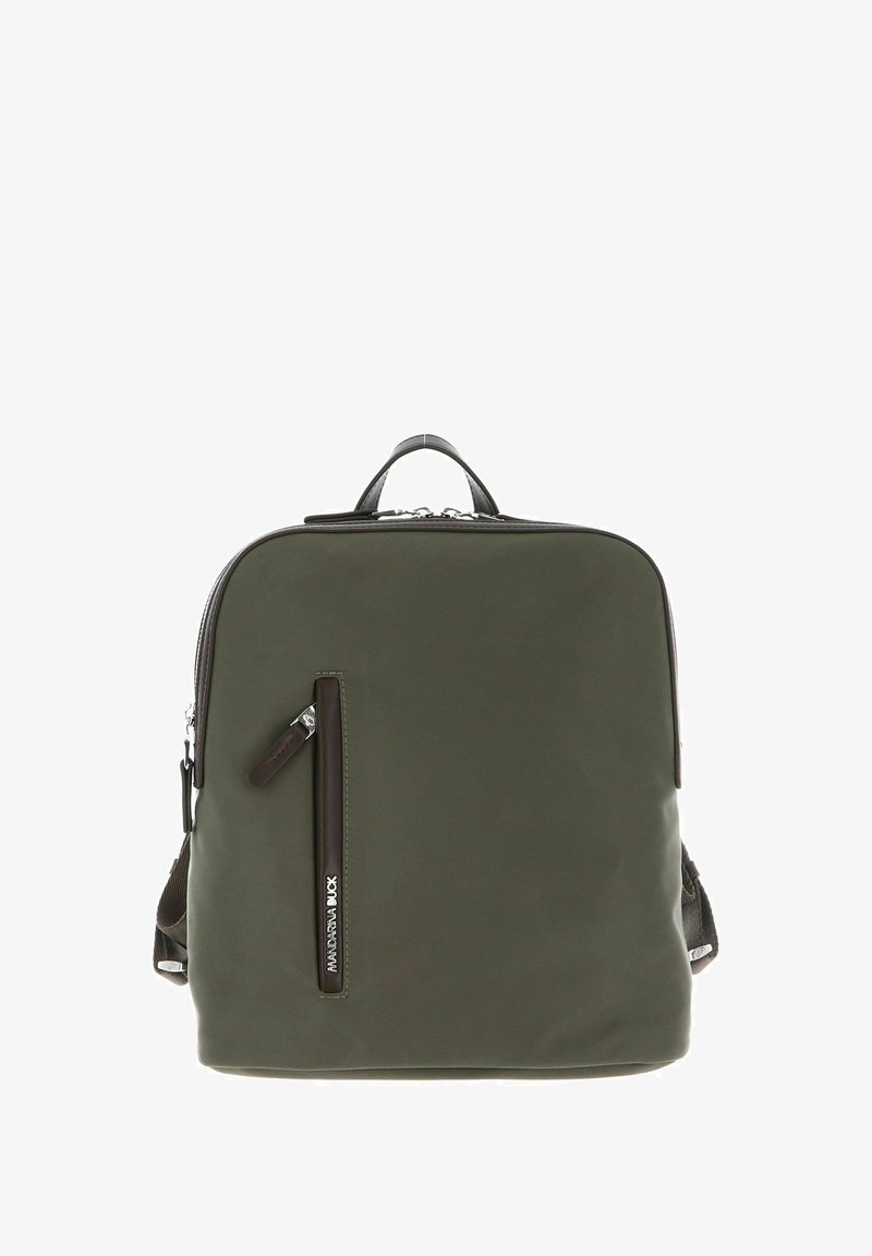 Zaino verde oliva realizzato in materiale resistente, dotato di una tasca frontale con cerniera e di una maniglia superiore. Texture liscia con accenti minimalisti.