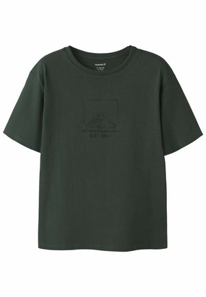 Ciemnozielona koszulka z krótkim rękawem z bawełny, z okrągłym dekoltem. Charakteryzuje się subtelnym czarnym wzorem graficznym z przodu, w tym współrzędnymi.