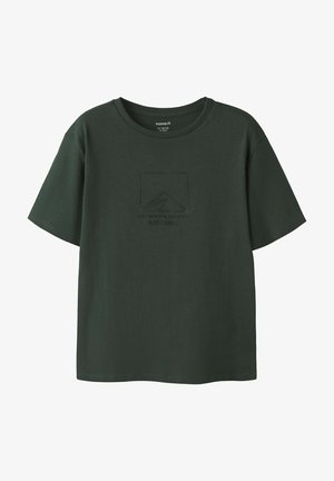 Dunkelgrünes, kurzärmliges T-Shirt aus Baumwolle mit rundem Halsausschnitt. Verfügt über ein dezentes grafisches Design in Schwarz auf der Vorderseite, einschließlich Koordinaten.