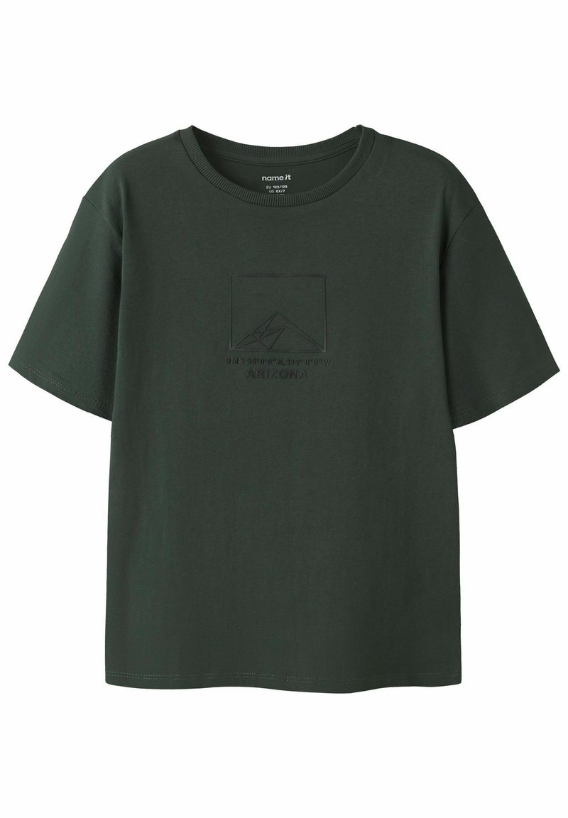 Ciemnozielona koszulka z krótkim rękawem z bawełny, z okrągłym dekoltem. Charakteryzuje się subtelnym czarnym wzorem graficznym z przodu, w tym współrzędnymi.