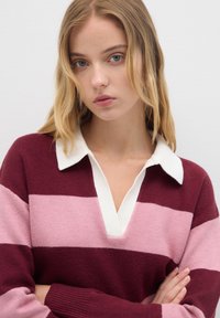 Weinrot und rosa gestreifter Pullover mit weißem Kragen und V-Ausschnitt. Stricktextur mit langen Ärmeln, weicher Stoff, lockere Passform.