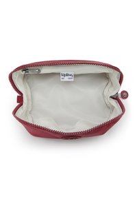 Pochette rossa Kipling con una texture liscia, fodera interna beige e etichetta con il logo. Include una cerniera metallica e un accento rotondo con il logo.