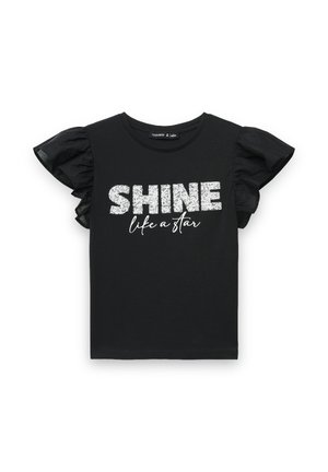 T-shirt nera a maniche corte con maniche velate arricciate. Presenta un testo glitterato argento con la scritta "SHINE life a star" sul davanti.