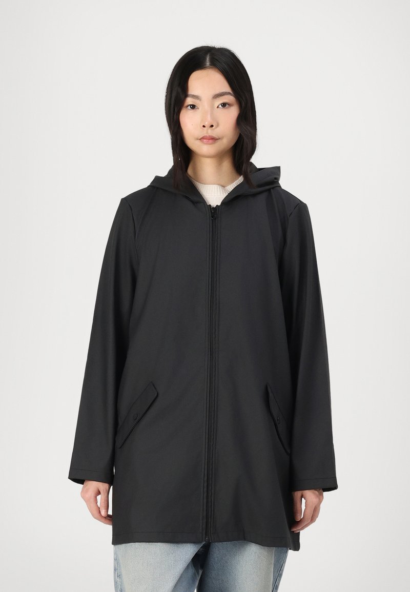Manteau noir à capuche avec une fermeture éclair sur toute la longueur, doté de deux poches latérales et d'une silhouette décontractée. Tissu lisse et imperméable ; manches longues.