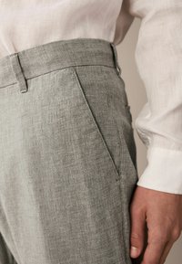 Next TEXTURED-REGULAR FIT - Chino - sage green